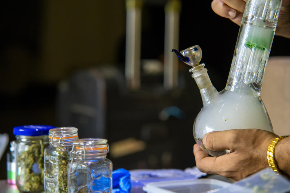 How to Use a Bong - A Step by Step Guide | Cannabismo